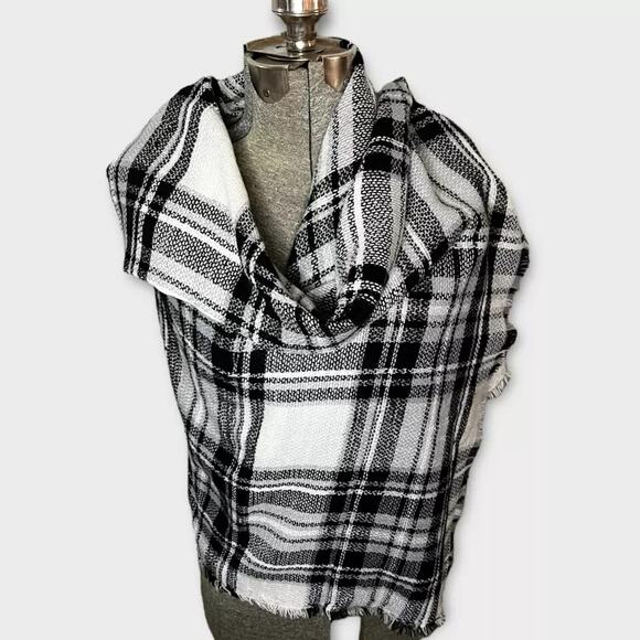 ModCloth Women's Black & White Plaid, Tartan Wide Scarf, Blanket Wrap w/Fringe - Picture 3 of 10